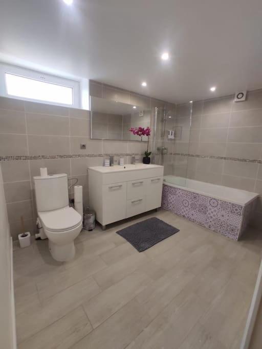 Appartement 100M2, Independant Dans Notre Maison Garennes-sur-Eure Bagian luar foto